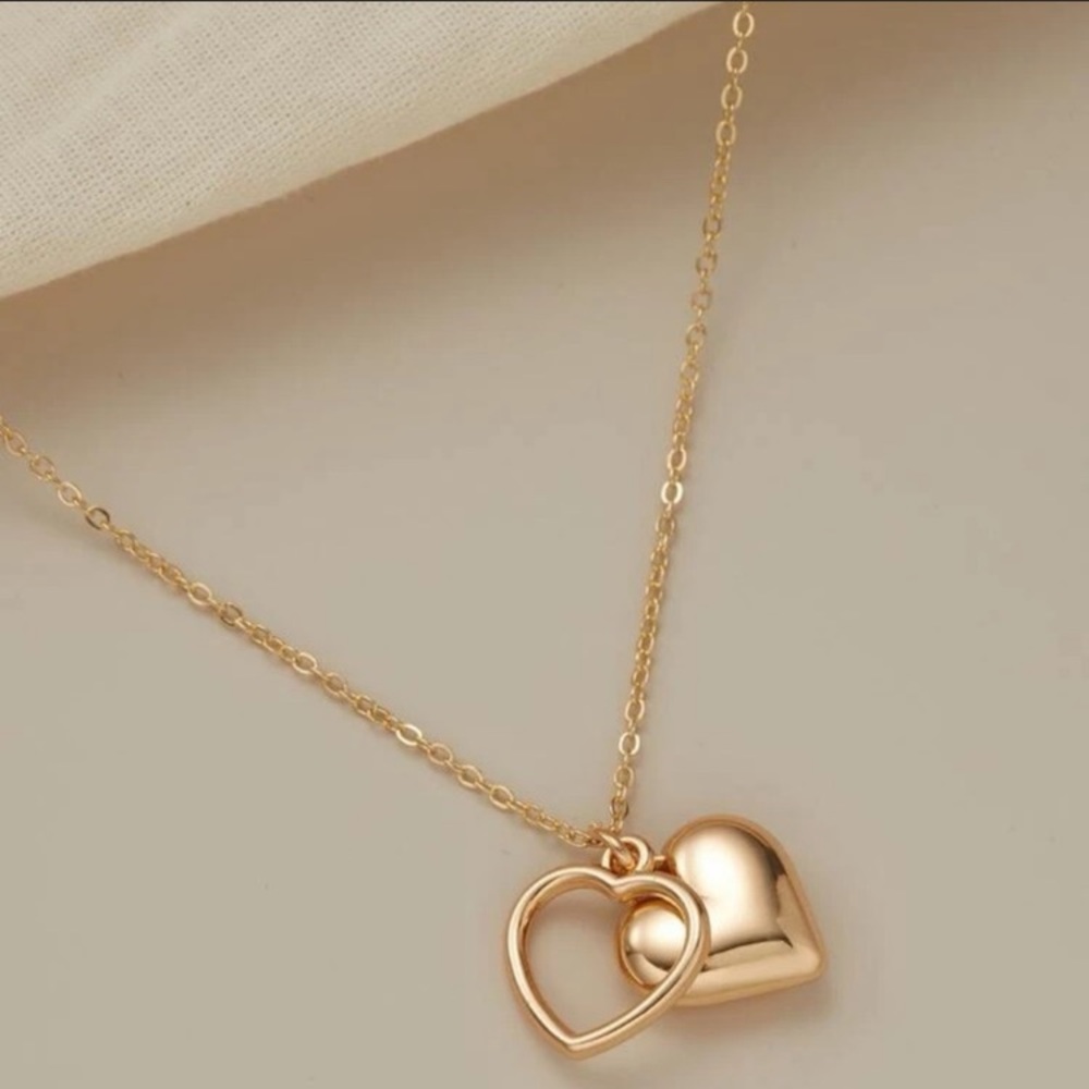 🛍️ Gold Hearts Pendent Necklace